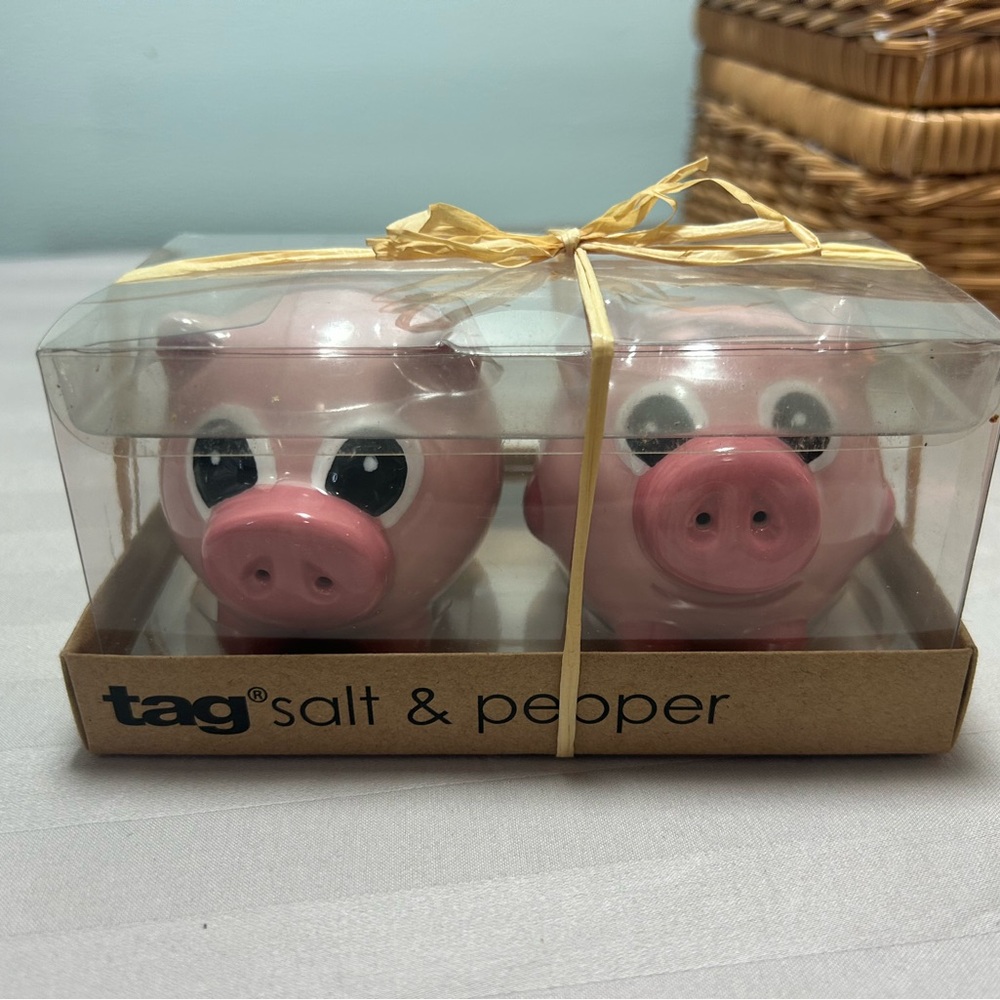 NIB TAG Piggy Salt & Pepper Gift Set
